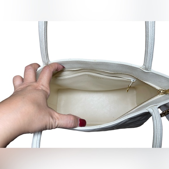 CHANEL Caviar Quilted Medallion Tote White - Picture 4 of 15